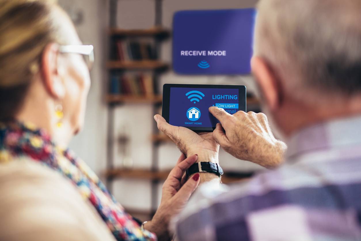 Quand les seniors pilotent eux-mêmes leur installation domotique depuis un smartphone